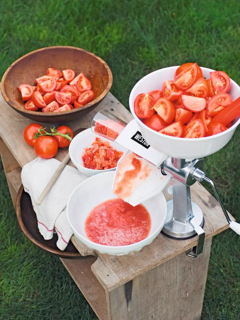 How to use a tomato press to take out the seeds. 