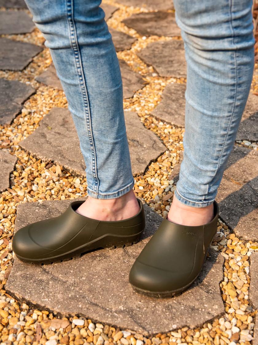 Rubber garden outlet clogs