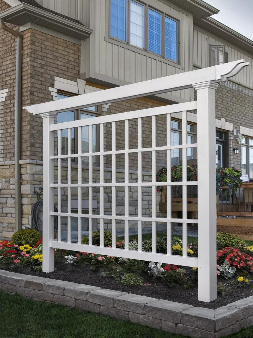 Pros & Cons of a Privacy Screen for Your Yard